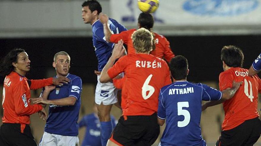 Lance del choque entre el Xerez y el Celta, con Álex Bergantiños pugnando con Peña y Aythami con Borja Oubiña. / jaro muñoz