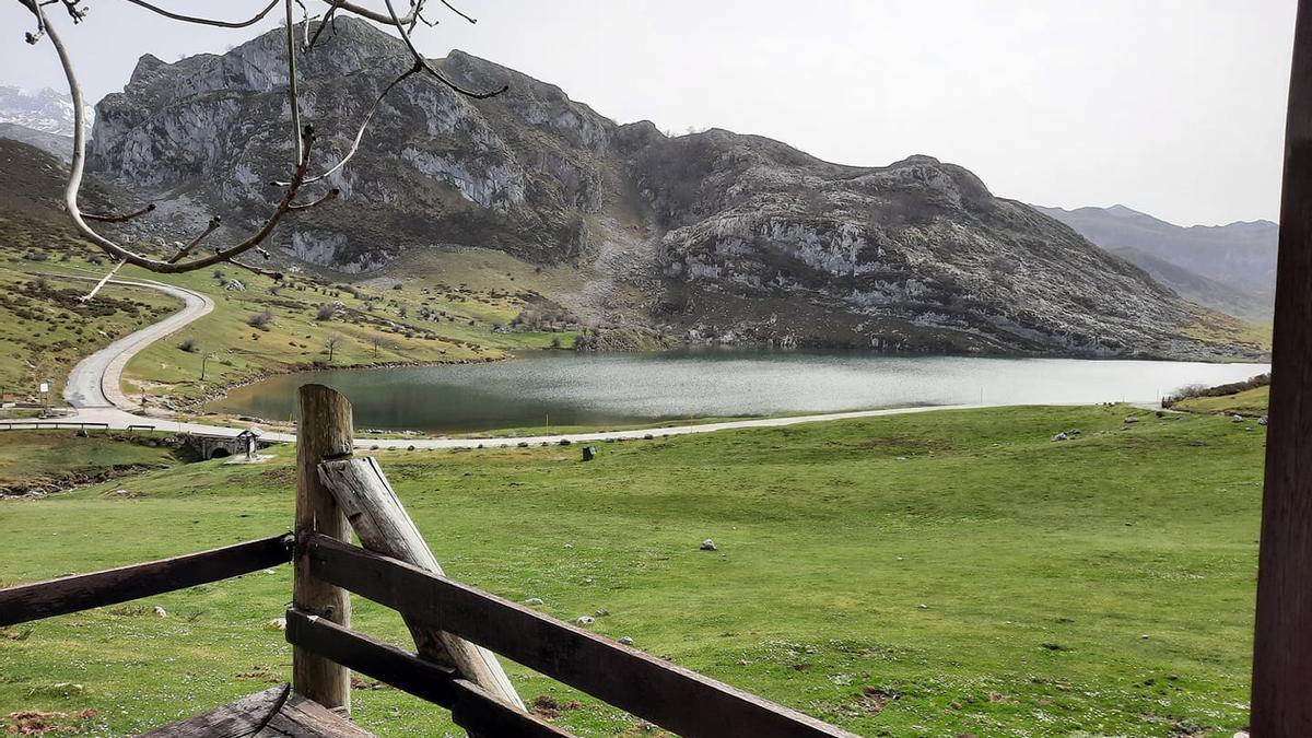 Los Lagos de Covadonga, sin visitantes.