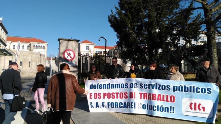 Una representación de personal y usuarios del SAF de Forcarei, manifestándose, hoy, en Santiago.