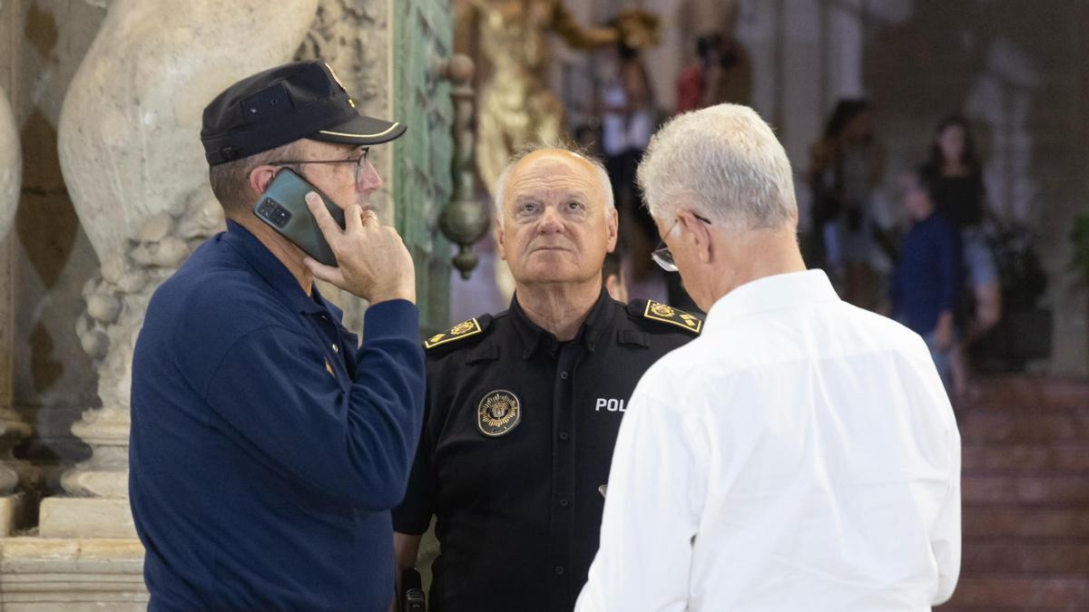 José María Conesa, que prevé jubilarse el próximo año, se despide de sus últimas Hogueras con un homenaje de sus compañeros
