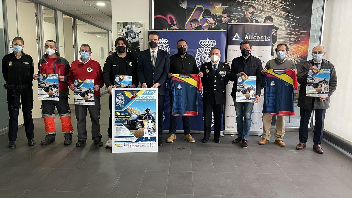 Imagen de los participantes en la presentación de la carrera popular solidaria que organiza la Policía Nacional y que tendrá lugar el próximo 6 de marzo.