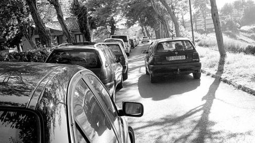 Coches agolpados sobre las aceras en Perlora, el pasado domingo.