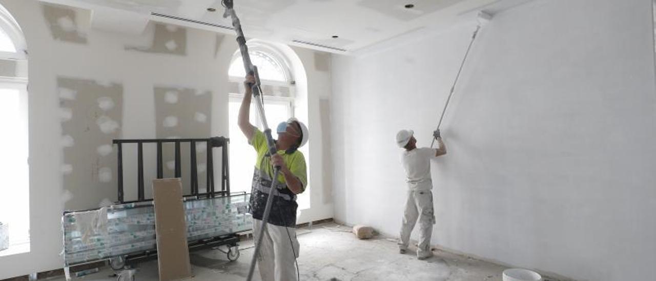 Trabajadores ponen a punto la nueva sede de la Zona Franca en el centro de la ciudad