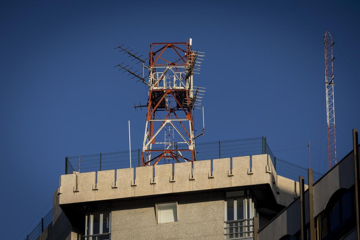Comienza el desmontaje de una de las antenas de telecomunicaciones más antigua del centro de Zaragoza Comienza el desmontaje de una de las antenas de telecomunicaciones más antigua del centro de Zaragoza