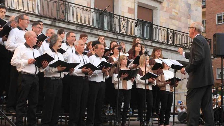 Cientos de personas asisten al concierto de Alollano