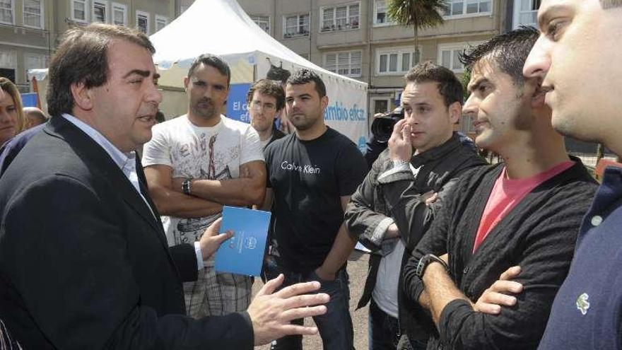 Cooperativistas con Negreira, en la carpa de Os Mallos.