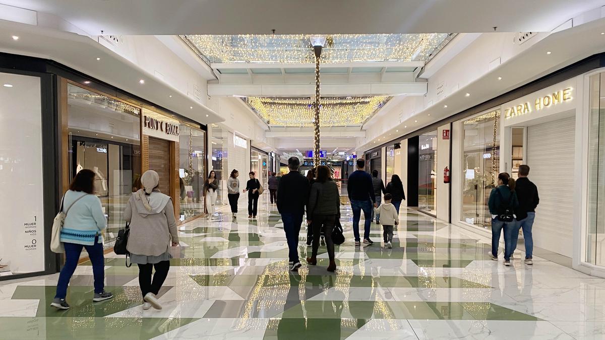 Clientes en el centro comercial L'Aljub de Elche.