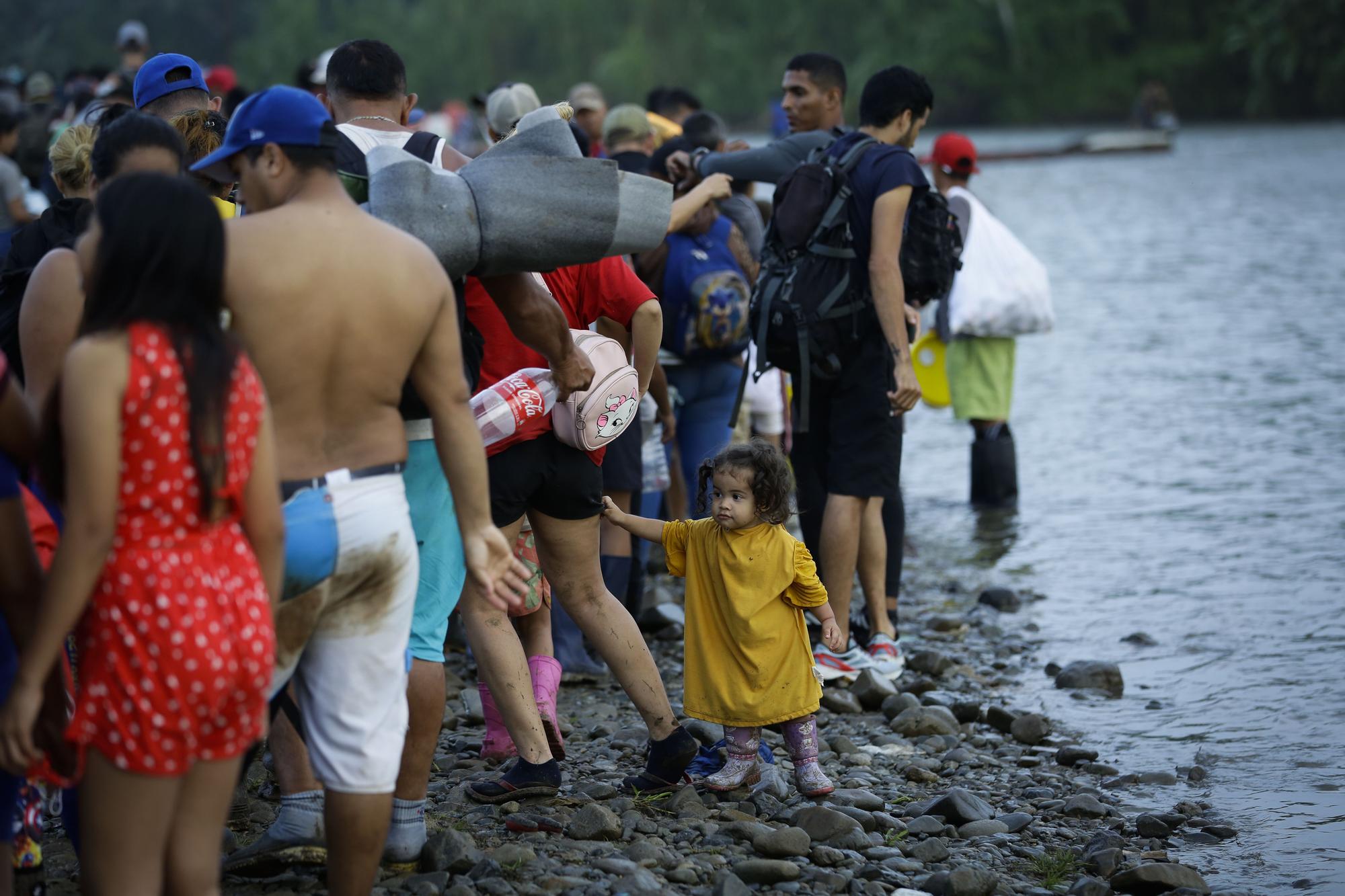 Migrantes hacen fila para ser enviados a una estación de recepción migratoria en Bajo Chiquito (Panamá) desde San Vicente en Metetí, en una de las rutas migratorias más peligrosas del mundo, tanto por su propio entorno salvaje como por la presencia de grupos relacionados con el tráfico ilegal de drogas, armas y personas.