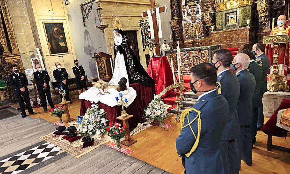 Vía crucis de la Archicofradía del Santo Entierro, el viernes, en San Isidoro el Real. | Miki López