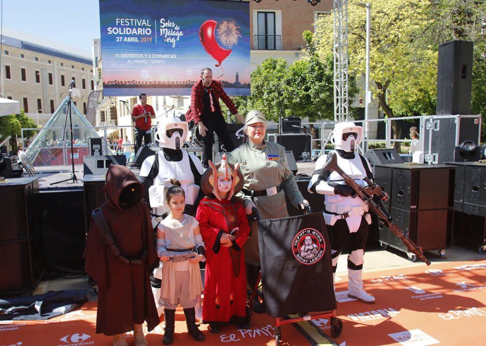 El Festival solidario Soles de Málaga contó con la presencia en la calle Alcazabilla de algunos personajes de Star Wars y de superhéroes de Marvel.