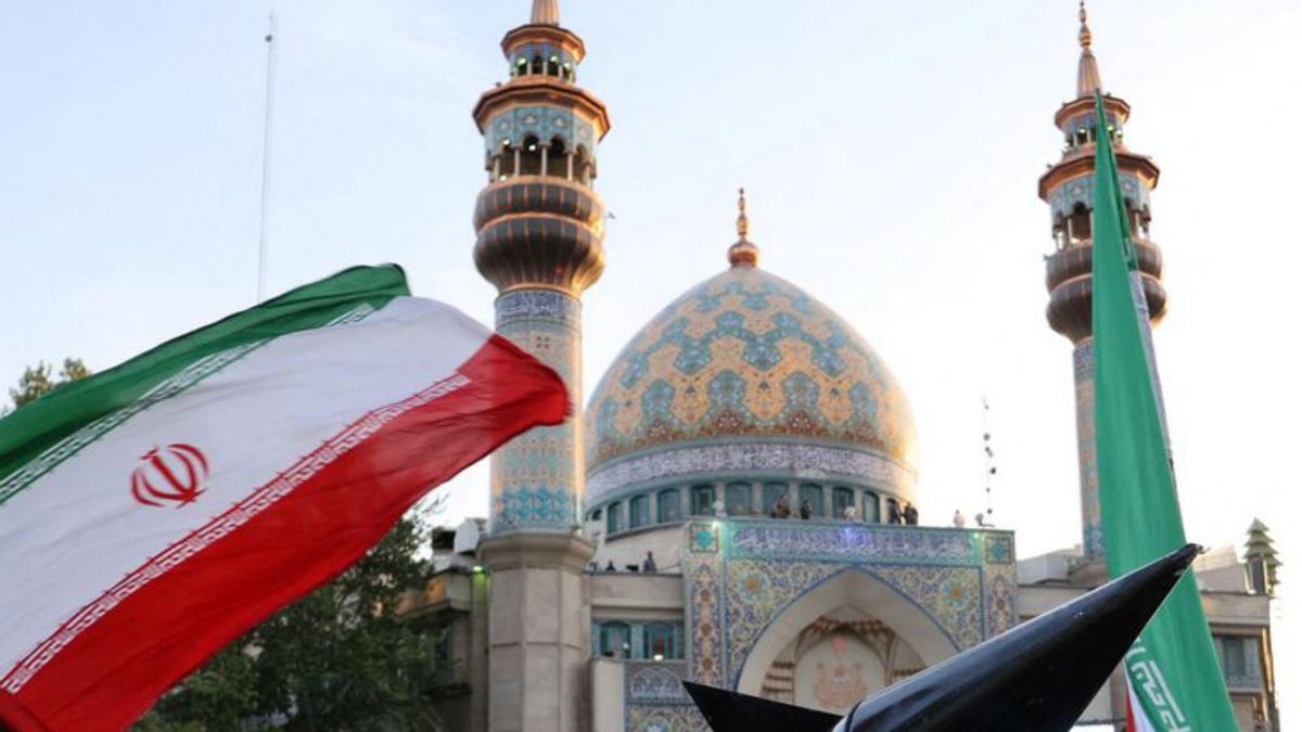 Iranians porten un model de míssil durant una celebració a Teheran, l’Iran. | MAJID ASGARIPOUR