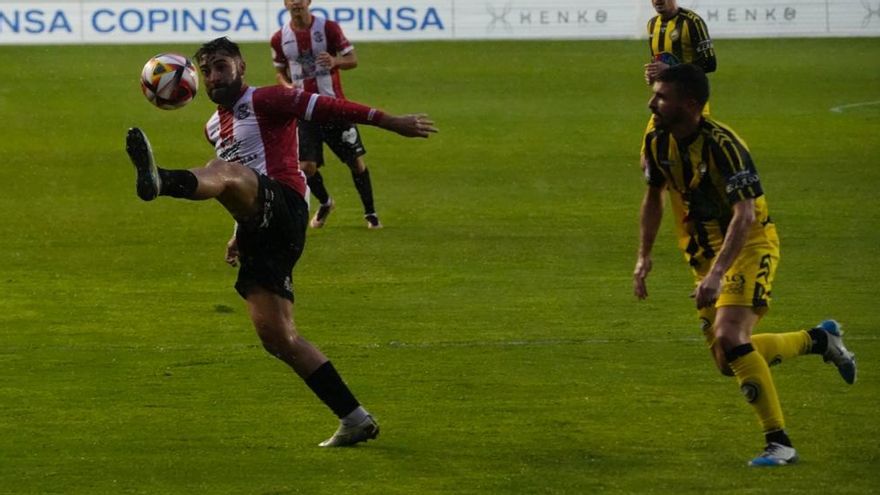 Mancebo trata de controlar el cuero durante el estreno liguero del Zamora CF.