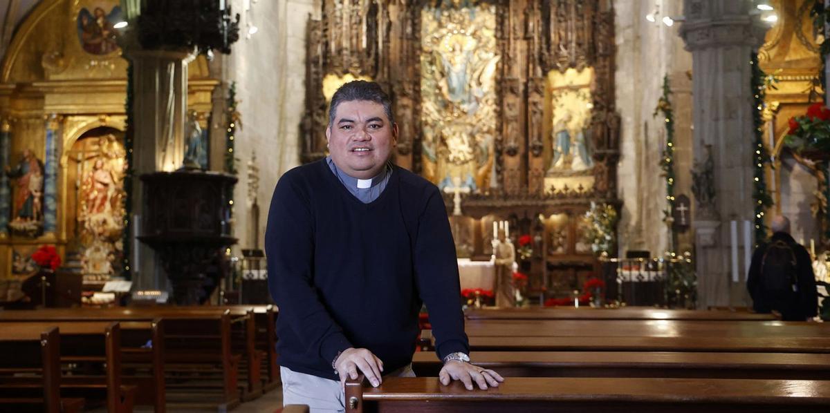 El sacerdote William Mora 
en la Basílica de Santa María 
de Pontevedra. |  Gustavo Santos