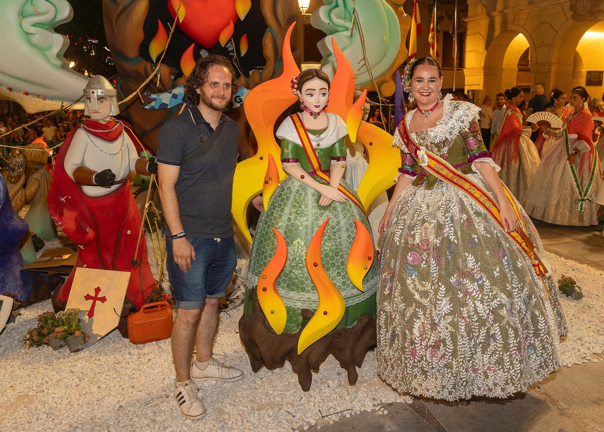 La cremà de las Hogueras de San Vicente, en imágenes