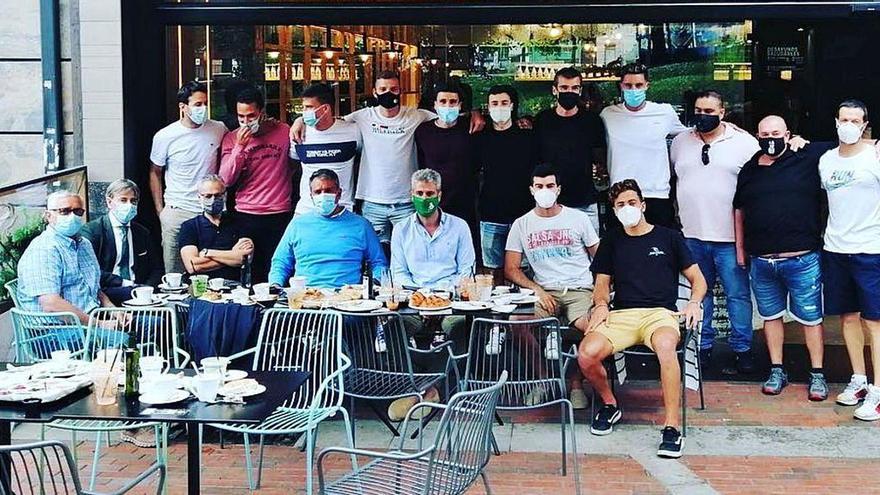 Jugadores, cuerpo técnico y directivos del Deportivo Liceo, ayer, en un desayuno de reencuentro tras las &#039;vacaciones&#039;.