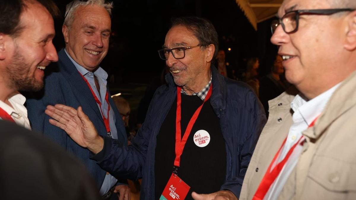 Franco, rodeado de otros socialistas, tras conocerse la ejecutiva del PSPV