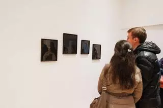 Martín Godoy pinta oscuridad y haces de luz