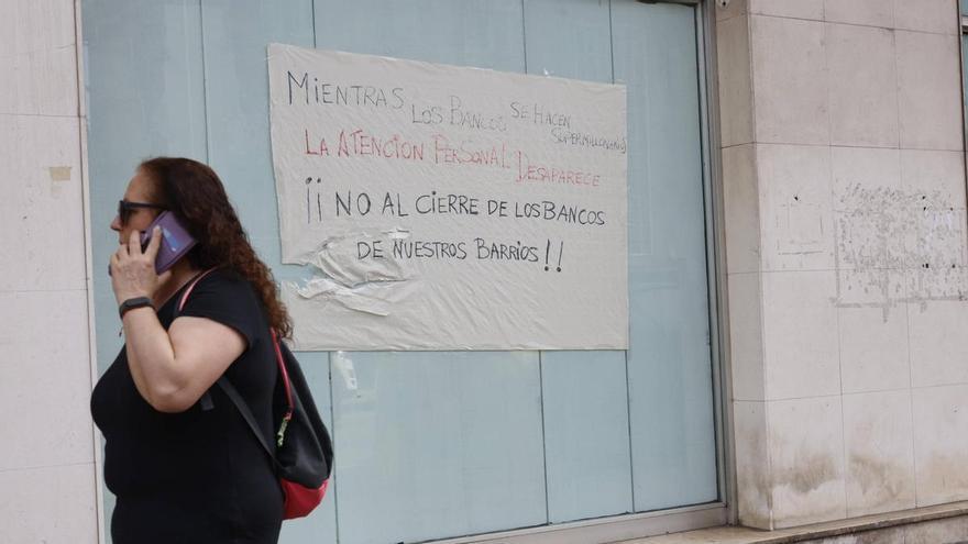Los barrios de Avilés promueven un frente común contra la "crisis del cajero": "Es una vergüenza que cierren tantas sucursales"