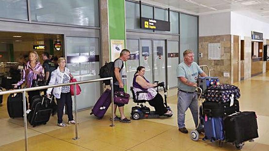 Un grup de viatgers a l&#039;aeroport de Girona aquesta temporada d&#039;estiu.