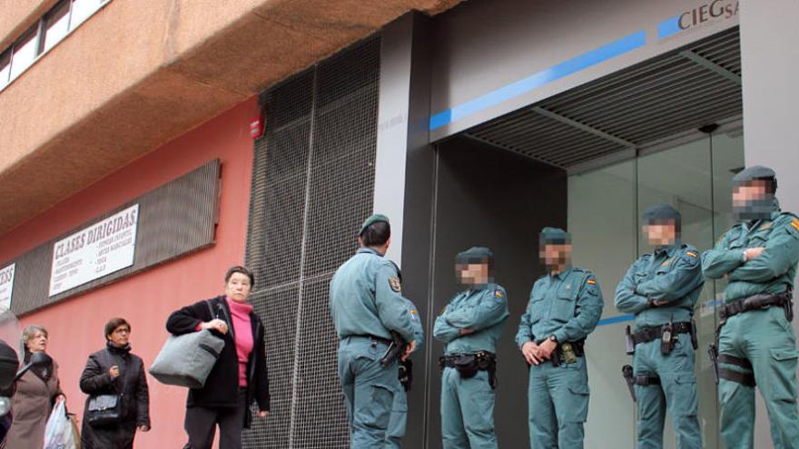 Agentes de la Guardia Civil, en la puerta de Ciegsa, durante el registro el pasado martes. Foto: Arturo Iranzo