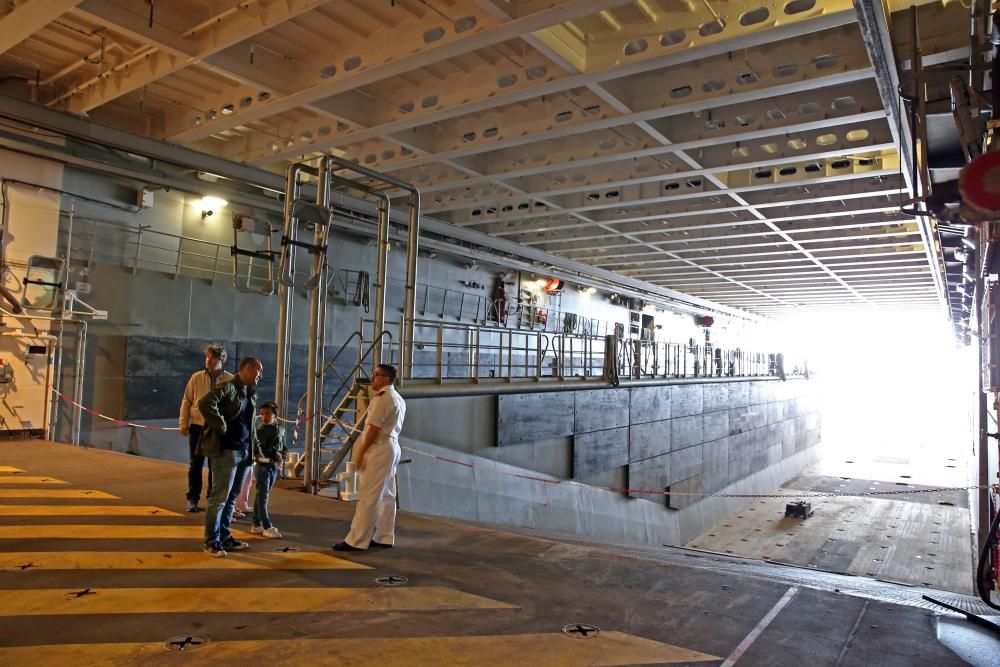 Cientos de personas han subido a bordo del portaeronaves más grande de la Armada española