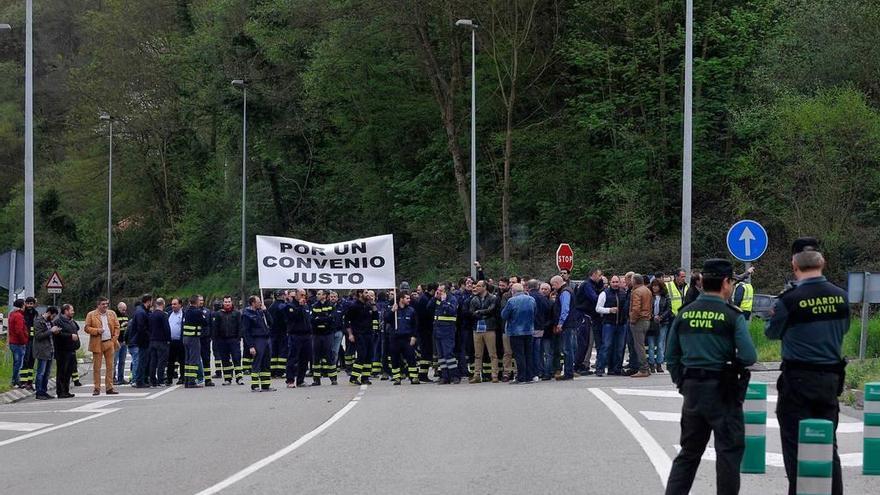 La última protesta de los trabajadores de Thyssen en Baíña, durante el corte de carretera.