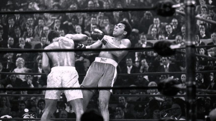 Ali es derribado tras un golpe de Frazier