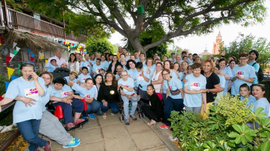 Foto de familia de usuarios, familiares y trabajadores del Centro de Adultos Hermano Pedro con la consejera en funciones de Políticas Sociales Cristina Valido.