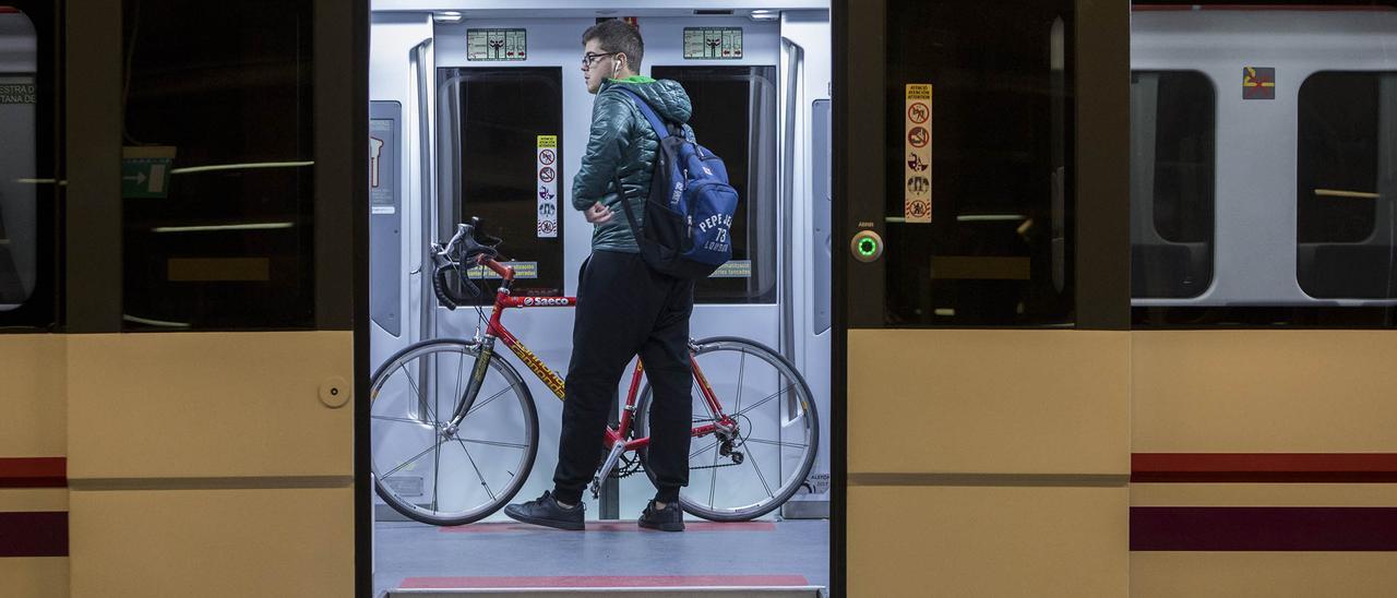 Un usuario de Cercanías preparado para viajar junto a su bicicleta.