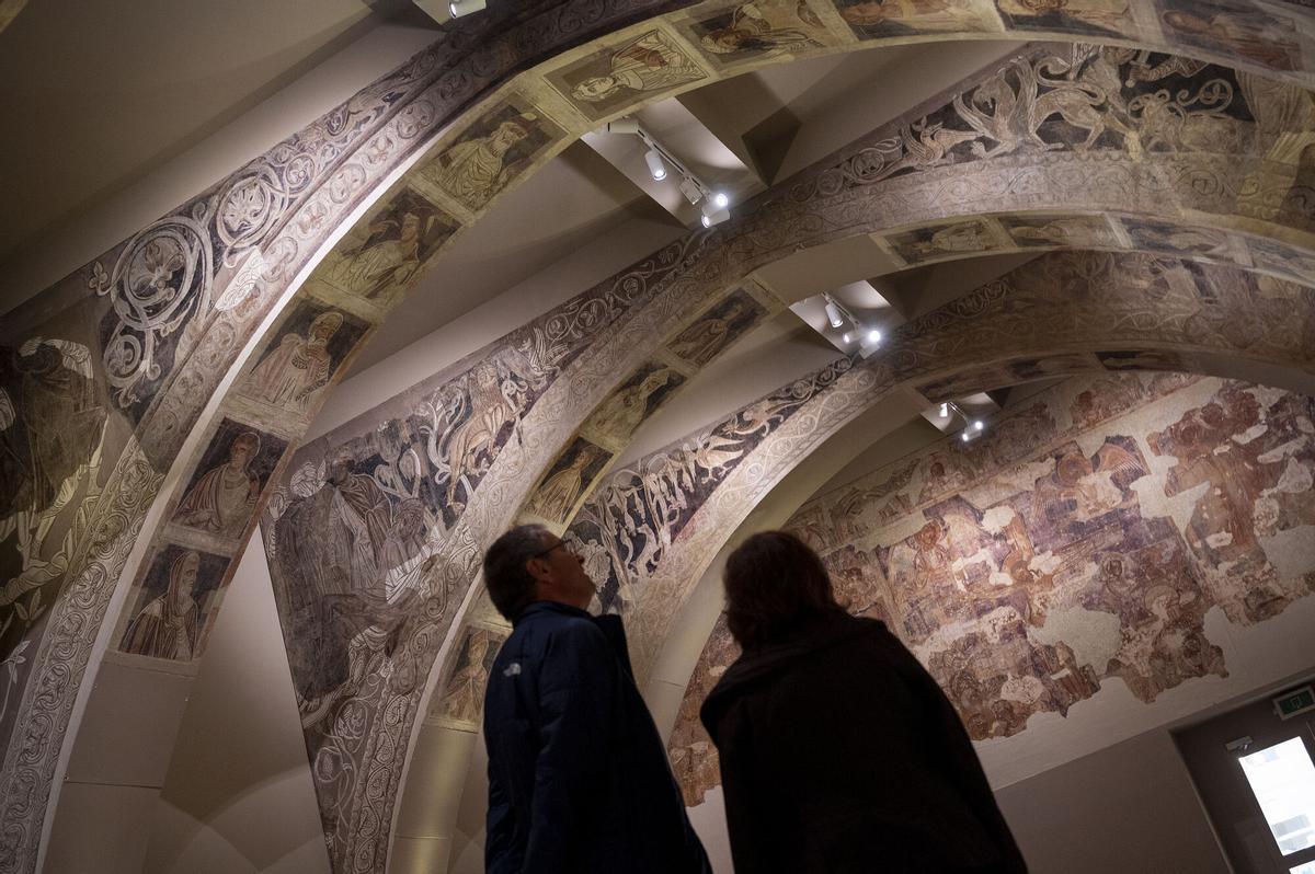 Pinturas de Sijena en una de las salas de arte románico en el MNAC, Museo Nacional de Arte de Catalunya. Fotografía de Jordi Cotrina