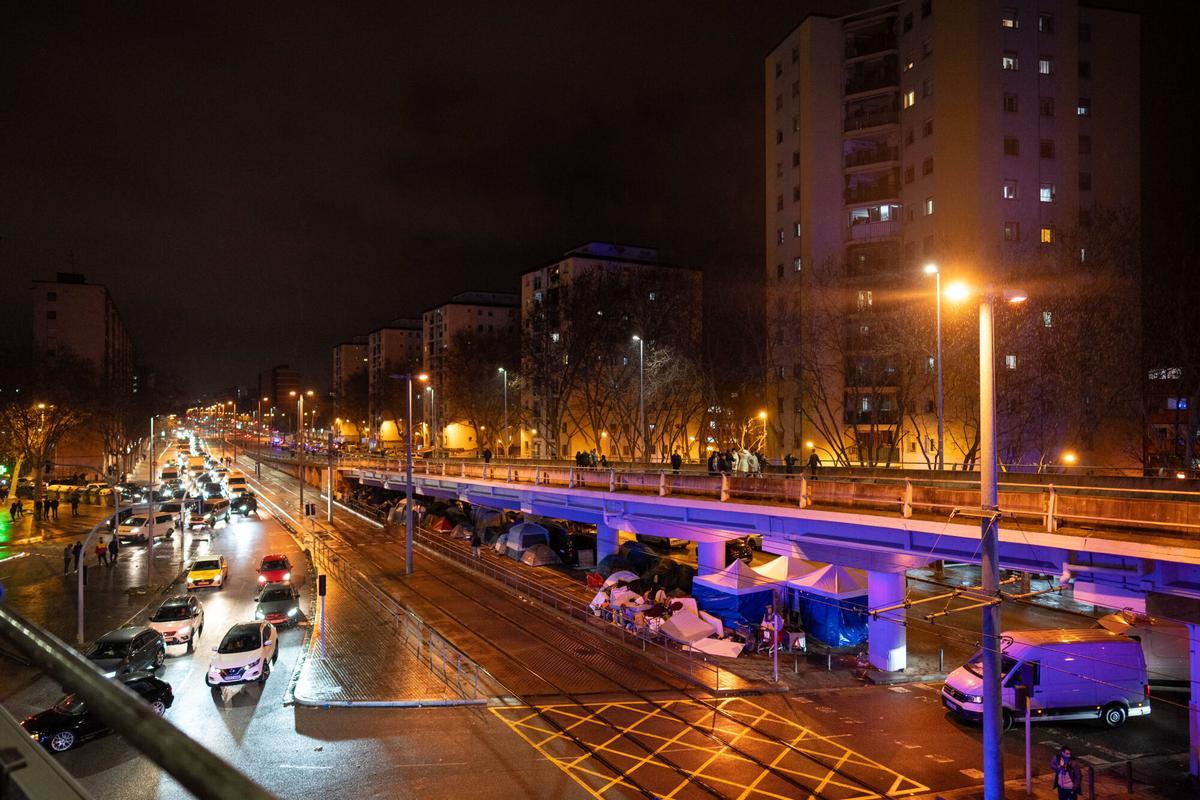 Asentamiento de personas sintecho bajo de la autovia C-31 de Badalona, este martes por la noche.