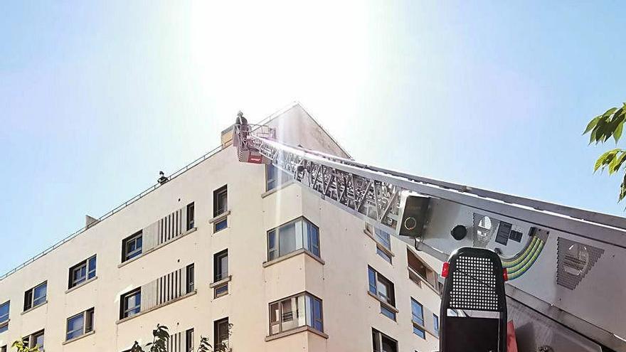 Los bomberos estuvieron inspeccionando ayer por la mañana.