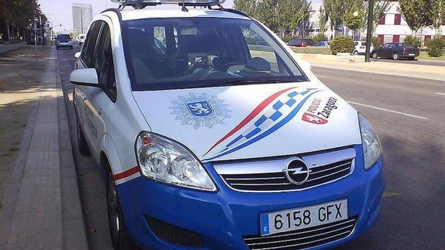 Cinco heridos leves en una colisión entre dos turismos en el distrito Universidad de Zaragoza