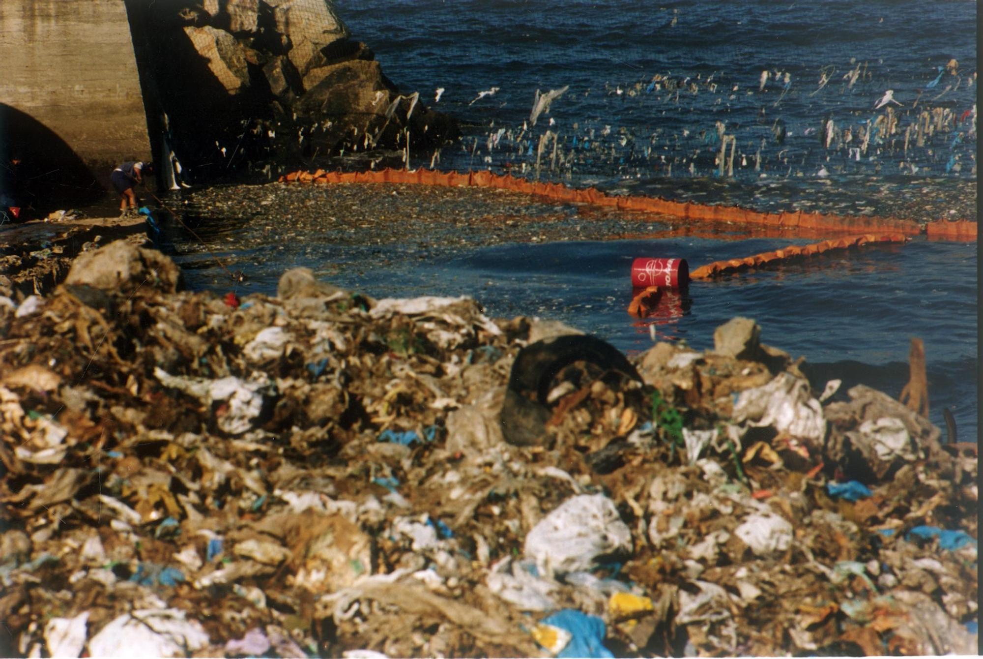 Derrumbe del vertedero de Bens en A Coruña en 1996 Víctor Echave 200.000 toneladas de basura (3).jpg
