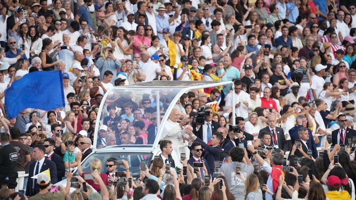 El Papa Lleó XIV a la seva arribada a la vigília d'oració, a l'Estadi Olímpic Lluís Companys.