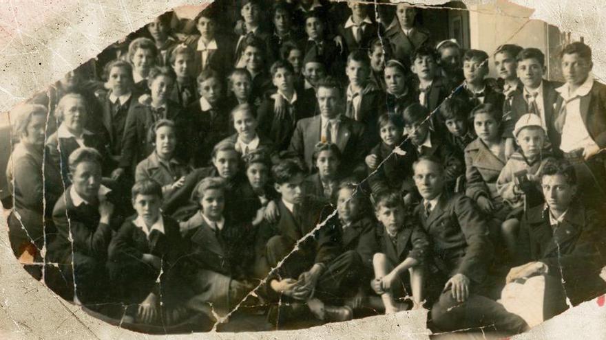 El maestro Valbuena, en el centro de la imagen, rodeado de niños, otros maestros y educadores en Leningrado en 1938.