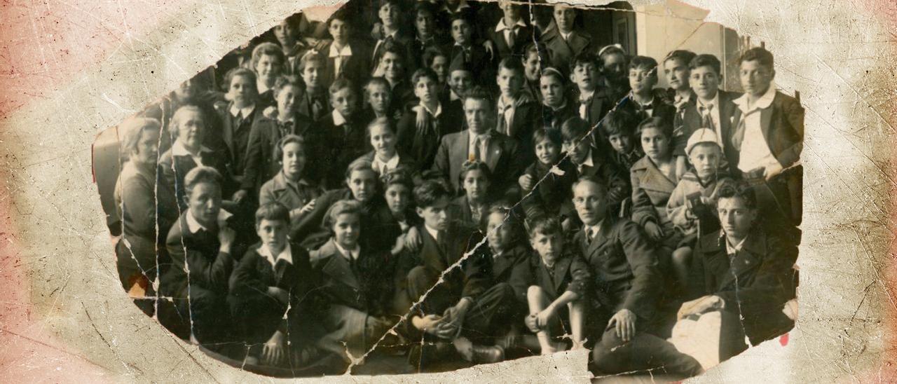 El maestro Valbuena, en el centro de la imagen, rodeado de niños, otros maestros y educadores en Leningrado en 1938.