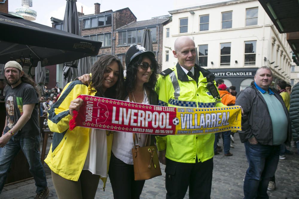 Liverpool se tiñe de amarillo