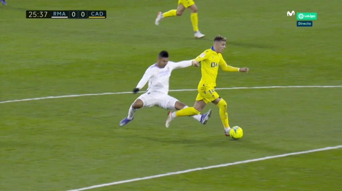 Roja perdonada a Casemiro por esta entrada a Iván Alejo Roja perdonada a Casemiro por esta entrada a Iván Alejo