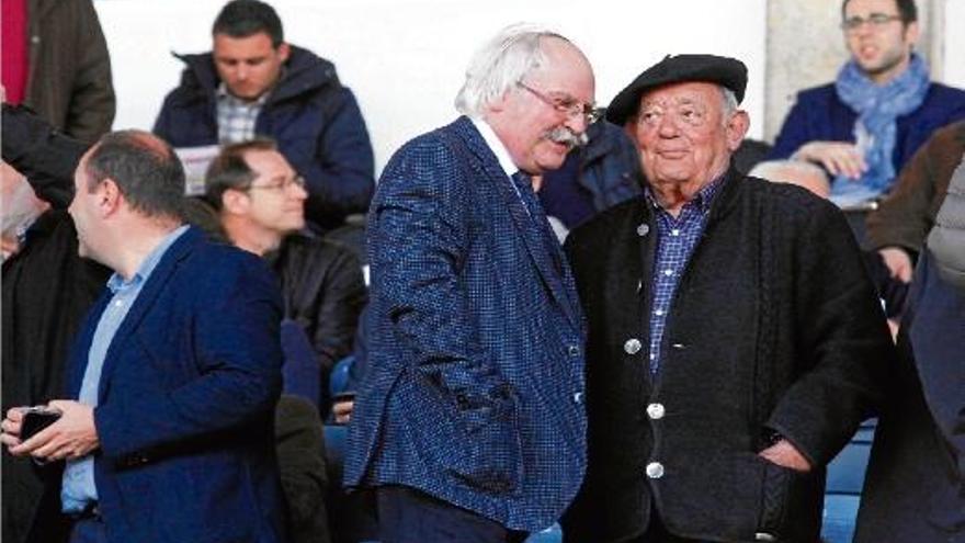 Jesús Iribarren (dreta), a la llotja de Montilivi parlant amb Salvador Capdevila en el darrer Girona-Osasuna.