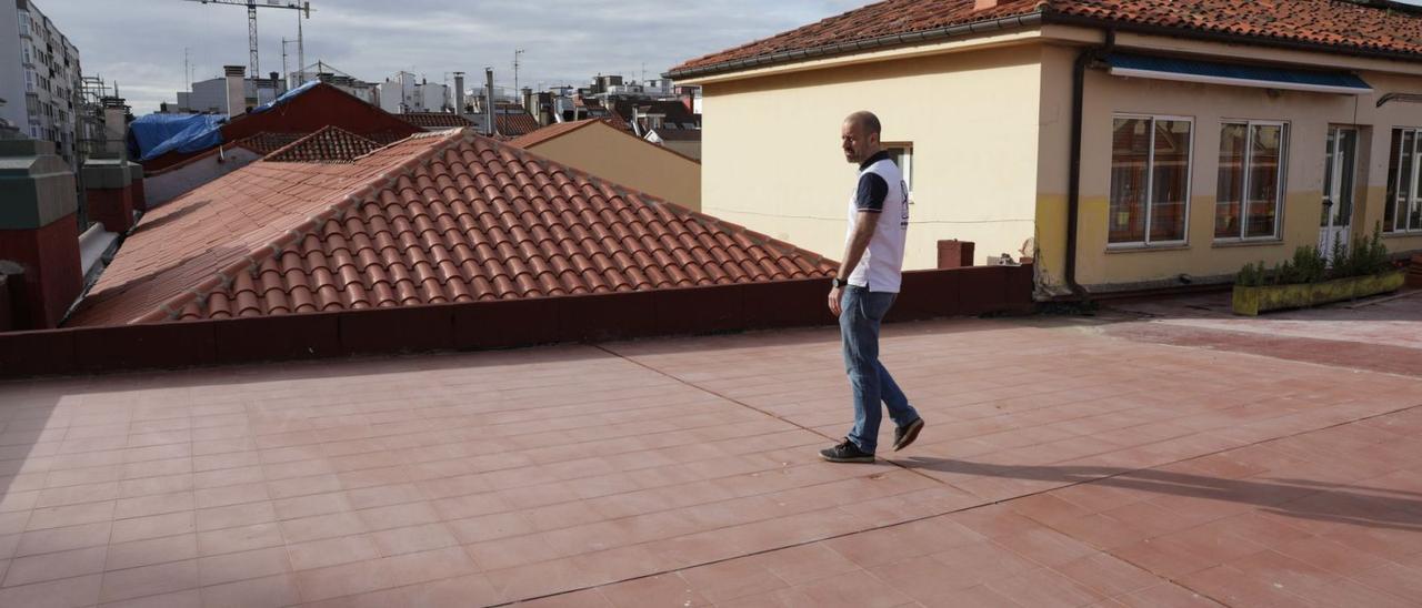 El director Manuel Fuertes, ayer, en la azotea del colegio San Vicente de Paúl, ya reparada. En el recuadro, la misma azotea del centro de la calle Caridad, con parte del techo de las aulas afectadas, minutos después del derrumbe, el pasado 5 de enero. | Juan Plaza