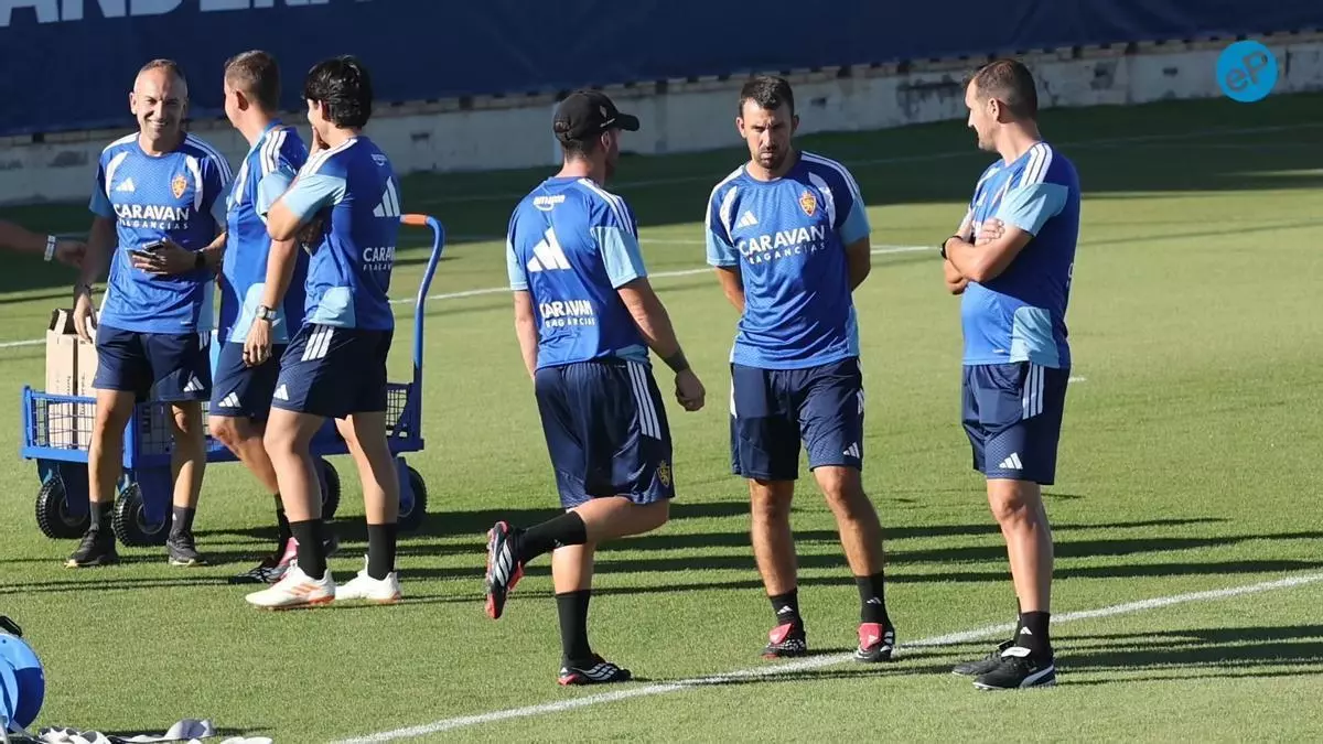 El Real Zaragoza vuelve al trabajo con 400 aficionados en la sesión y con la baja confirmada de Diego González