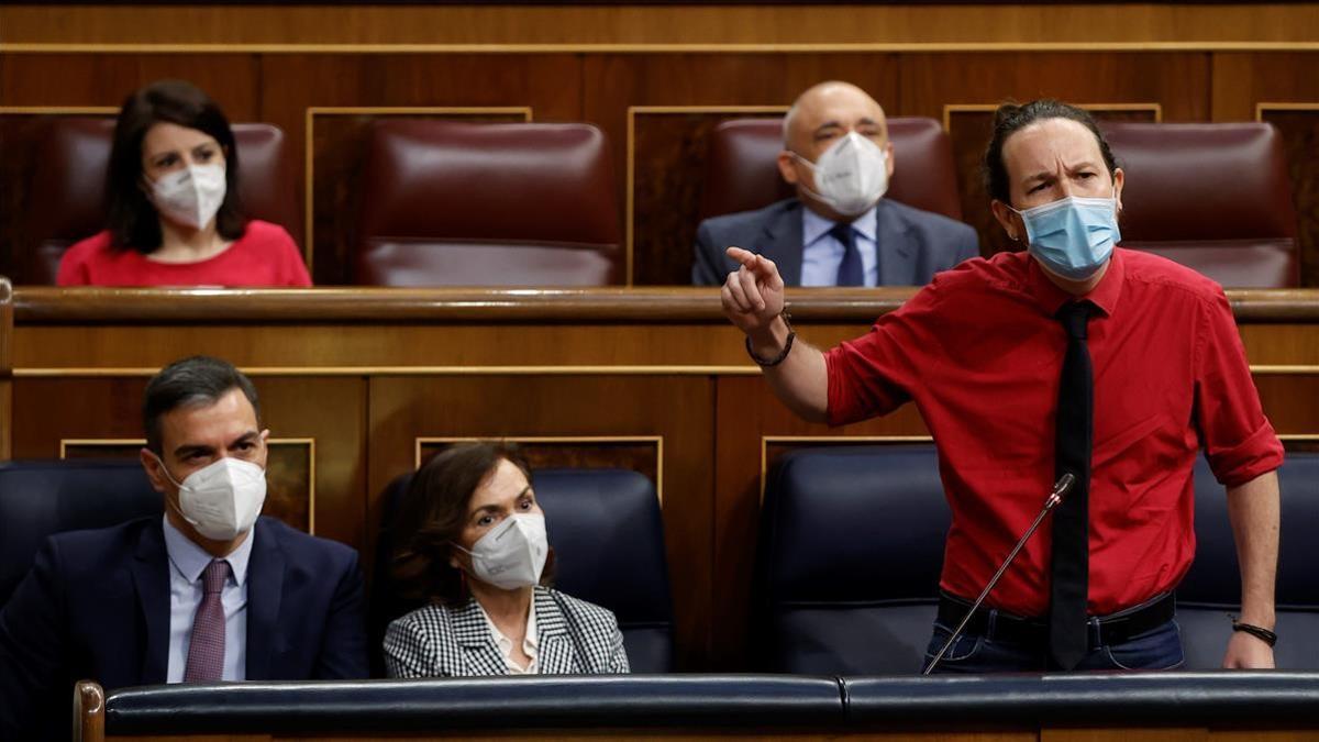 MADRID  17 03 2021 - El todavia vicepresidente segundo  Pablo Iglesias (d)  responde a una pregunta en presencia del presidente del Gobierno  Pedro Sanchez  y la vicepresidenta primera  Carmen Calvo  durante una nueva sesion de control al Gobierno  este miercoles  en el Congreso de los Diputados  EFE Mariscal