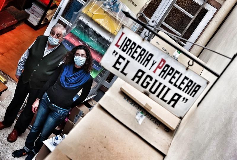 La librería El Águila, la más antigua de Tenerife, cumple 80 años