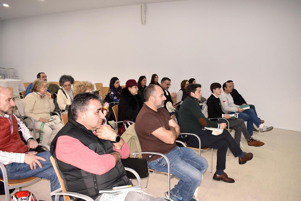 Asistentes á presentación do proxecto de Ambar na lonxa de Ribeira.