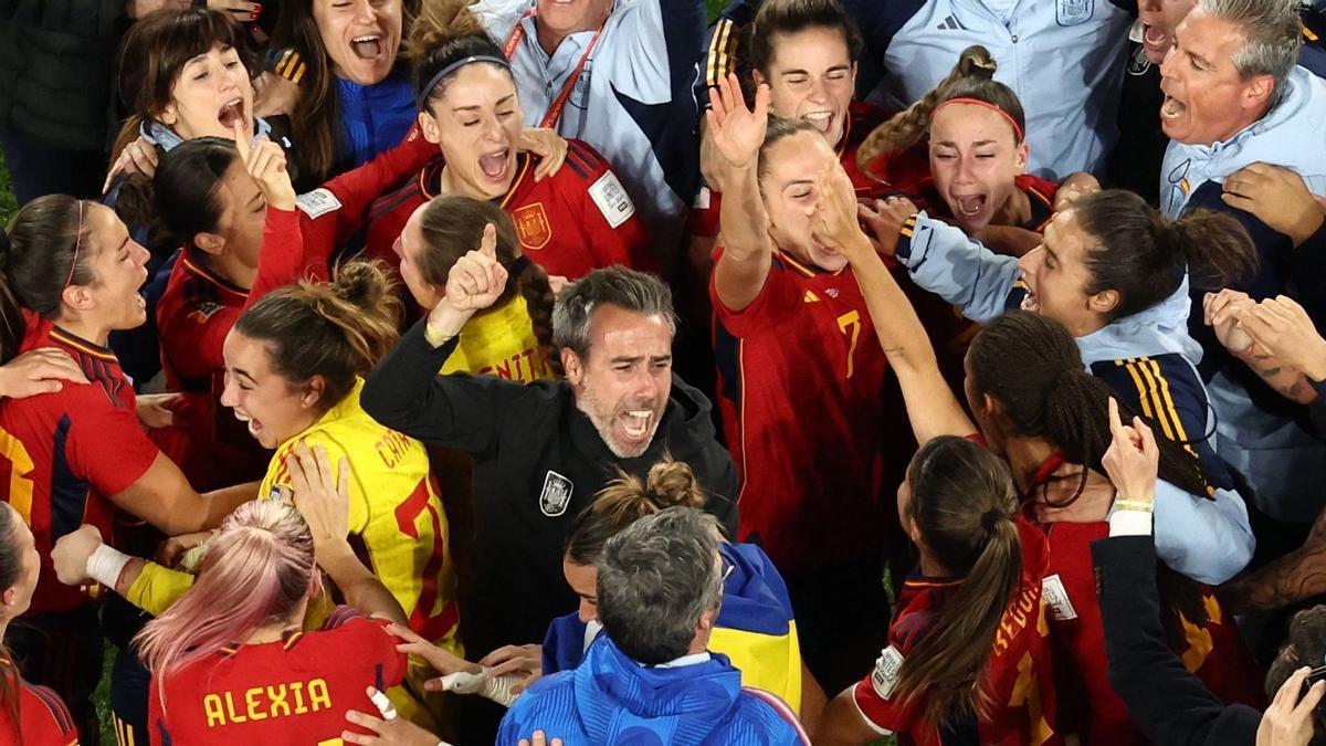 El seleccionador Jorge Vilda celebrando entre sus jugadoras el Campeonato del Mundo