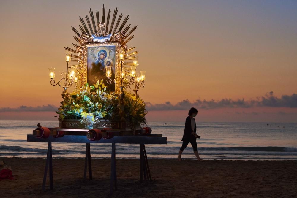 Virgen de los Desamparados y contra las fiebres en la playa de Canet.