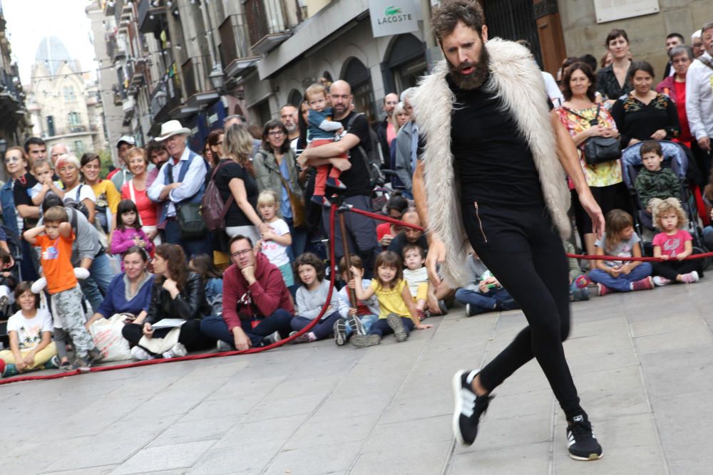 La Mediterrània esclata en un dissabte d''espectacles originals i molta gent al carrer