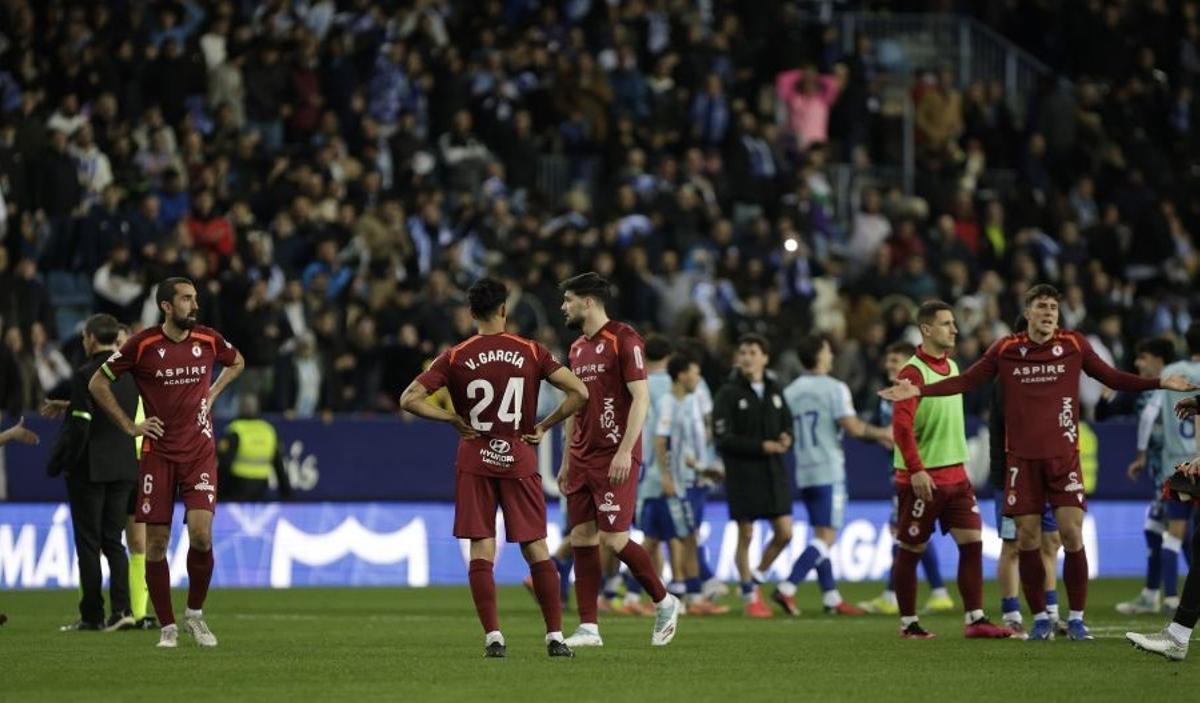 Los jugdores de la Cultural, desolados tras la derrota en Málaga.
