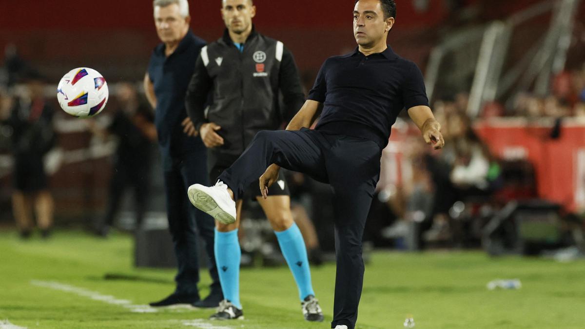 Xavi controla el balón durante el Mallorca-Barça